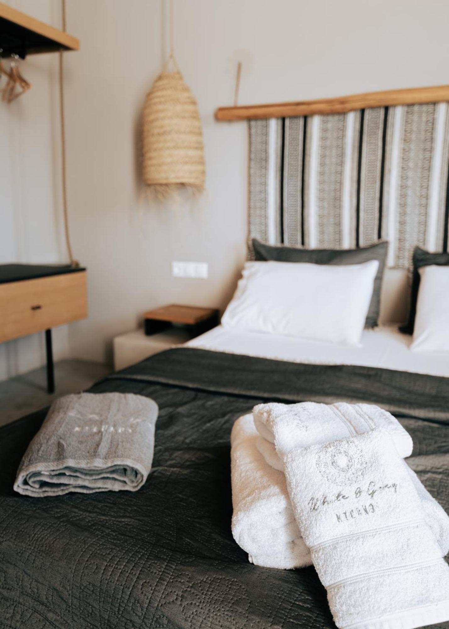 White And Grey Mykonos Town Quarto foto